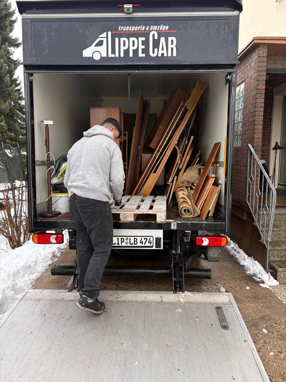 Entrümpelung und Haushaltsauflösung in Detmold – beladener LIPPECAR LKW