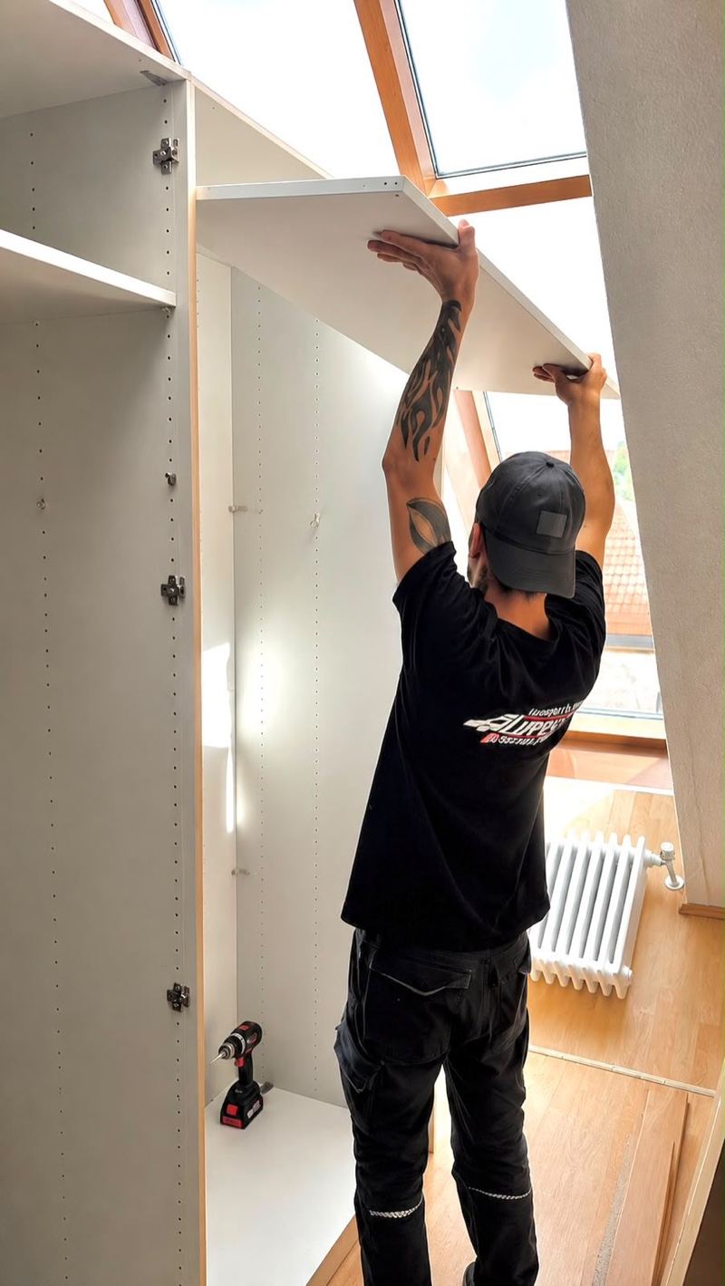 Möbelmontage in Detmold – LIPPECAR Mitarbeiter baut einen Schrank auf