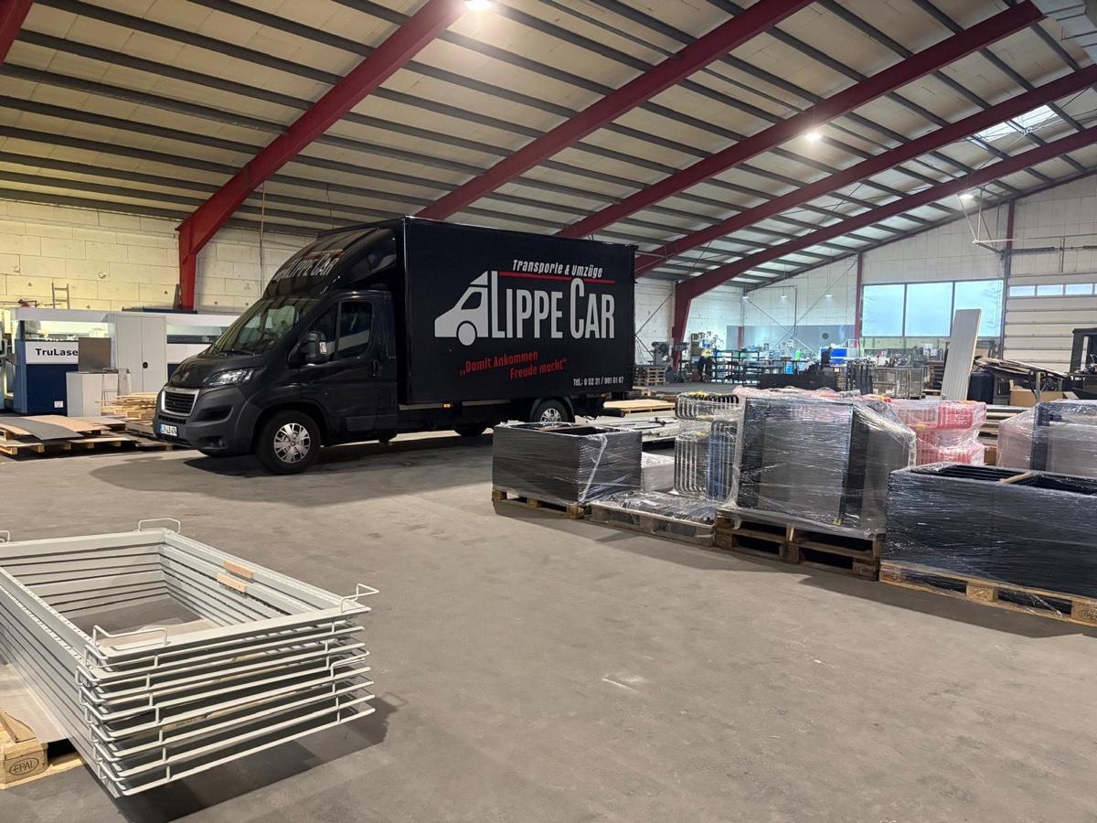 Transporte bis 3,5 t in Detmold – LIPPECAR LKW mit Palettenware in der Lagerhalle