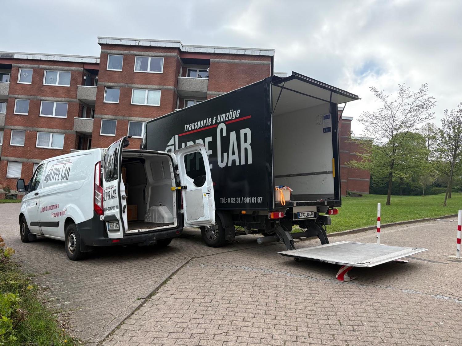 Umzüge in Detmold und OWL – LIPPECAR Transporter und LKW am Mehrfamilienhaus